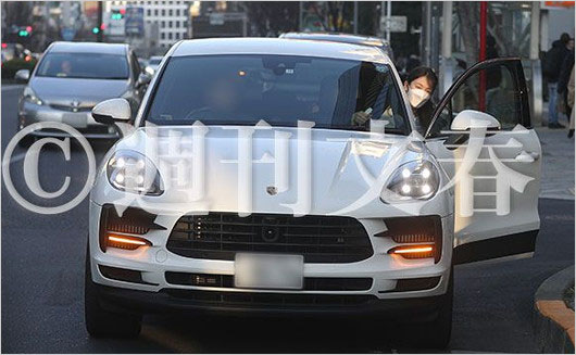 宇内梨沙アナと恋人のエリート銀行マンの愛車ポルシェ・マカン(週刊文春撮影)