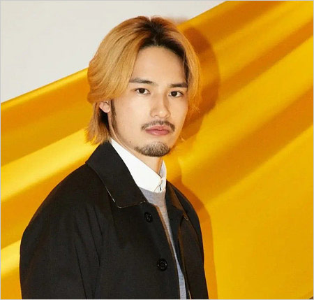 金髪姿の水上恒司(岡田健史)