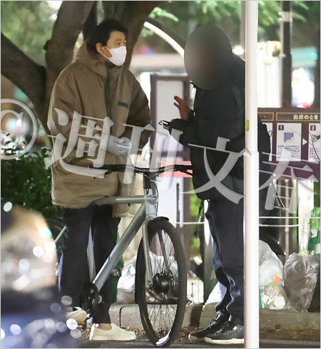 私服姿の青井実アナが相内優香アナと結婚を週刊文春記者に語る姿