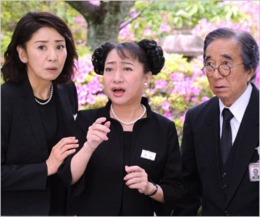 赤い霊柩車出演の片平なぎさ・山村紅葉・大村崑