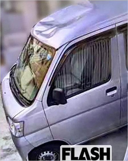 船岡久嗣アナの飛び降り現場、衝突した車の画像