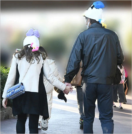 山本隆弘と不倫疑惑相手のディズニーランド手繋ぎデート画像