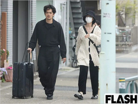 池松壮亮と彼女・河合優実のデート画像