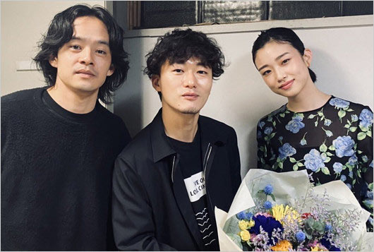 池松壮亮と恋人・河合優実が映画『ちょっと思い出しただけ』共演時の松居大悟監督との画像