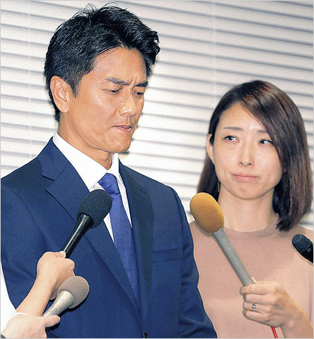リポーター上路雪江が原田龍二の不倫謝罪会見で質問時の画像