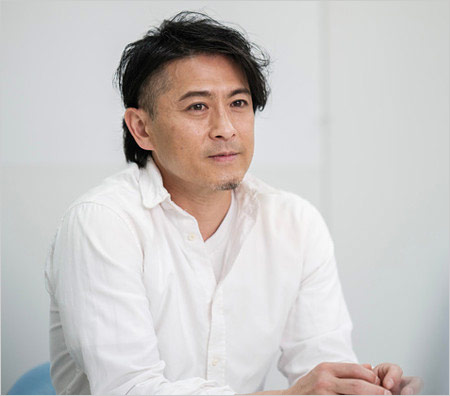 山口達也が朝日新聞のインタビュー取材に応じた姿