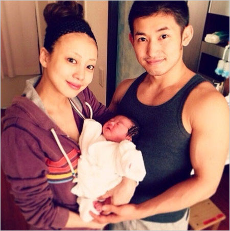 あびる優が長女出産、元夫・才賀紀左衛門との画像