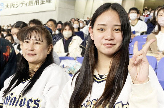 宮城大弥投手の母親・礼子＆妹・弥生