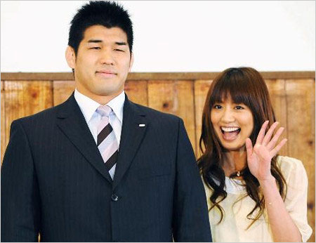 井上康生と東原亜希の結婚発表会見画像