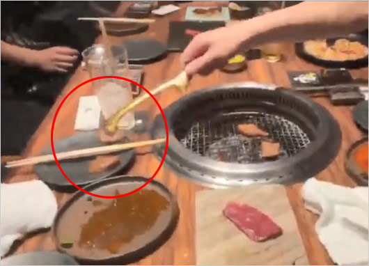 牛宮城で食中毒発生、YouTuberが生レバートングで取り分け画像