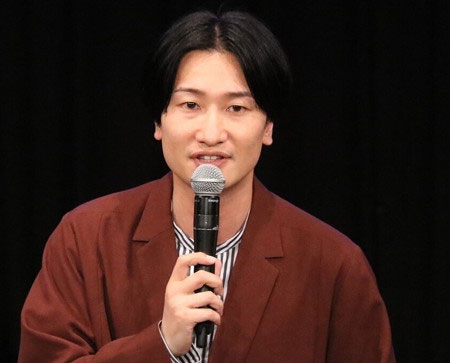 山添寛がタップル寄席で自虐ネタ披露時の画像