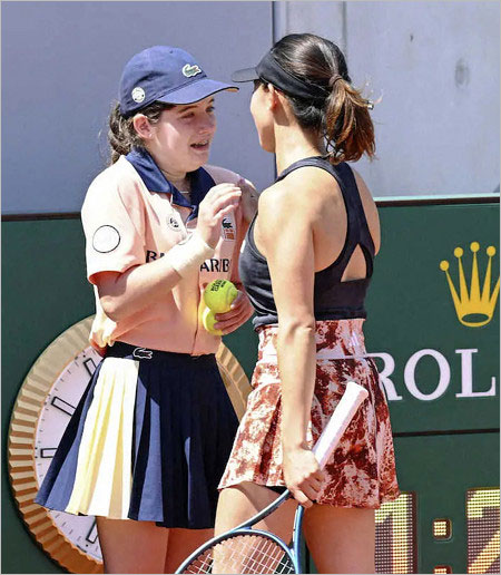 加藤未唯とボールガール