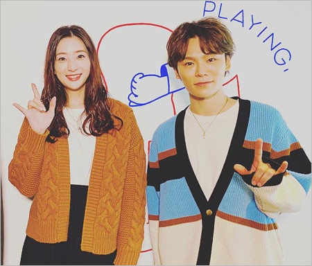 足立梨花とHANDSIGNのTETSU