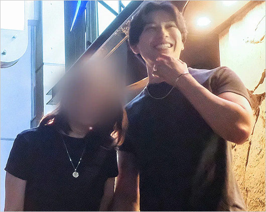 新田真剣佑と妻の2ショット画像