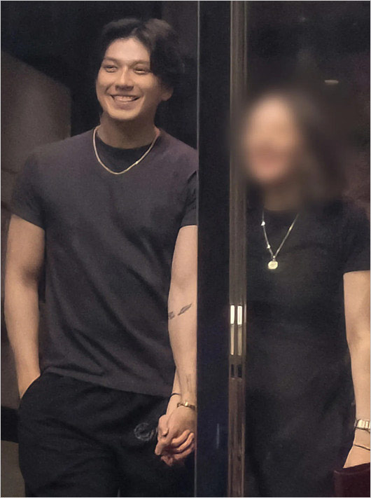 新田真剣佑タトゥー画像、妻と手繋ぎ2ショット写真