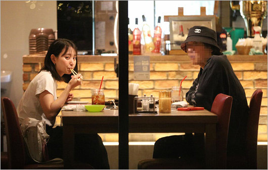 永尾まりやと彼氏のタトゥーホスト