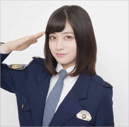 ドラマ『警視庁いきもの係』出演時の橋本環奈が警察官衣装姿の画像