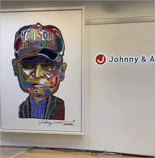 ジャニーズ事務所ロビーのジャニー喜多川の肖像画