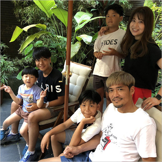 大久保嘉人の妻と子供たちのファミリー画像