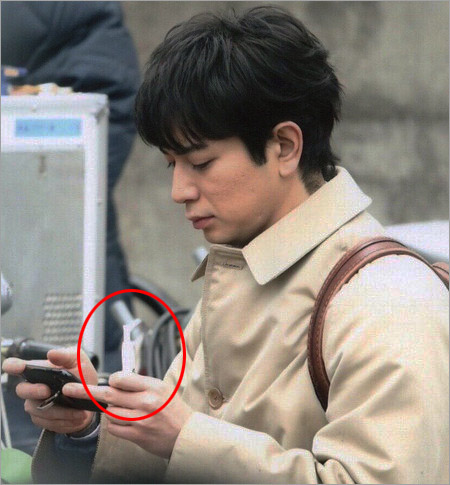 松本潤が電子タバコ・アイコスを吸っている画像