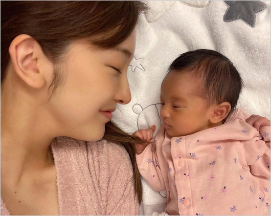 板野友美が長女出産直後の画像