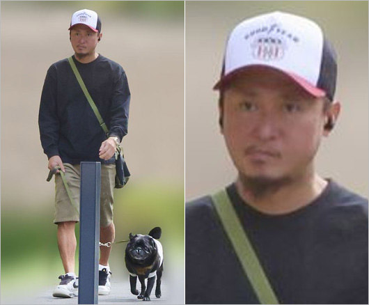 嵐・大野智の現在の顔、愛犬パグと都内を散歩画像