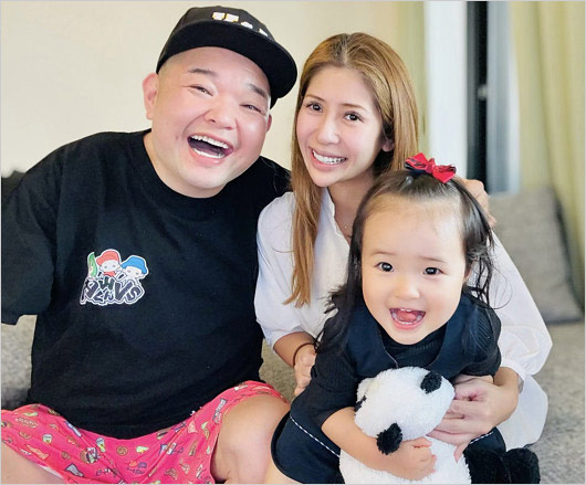 内山信二と妻・琴&長女・紘