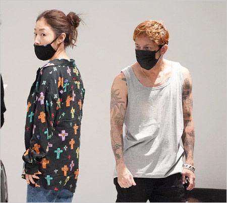 フライデーの降谷建志とMEGUMIの2ショット画像