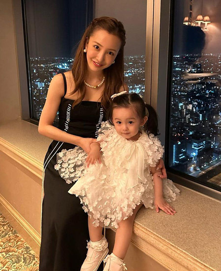 板野友美と長女の顔出し2ショット画像