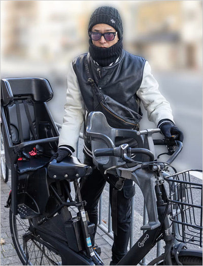 高岡蒼佑が離婚しシングルファーザーにママチャリ姿をフライデー撮影画像