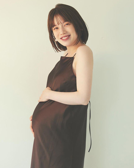 妊娠中の弘中綾香アナのマタニティフォト（第1子出産前の画像）