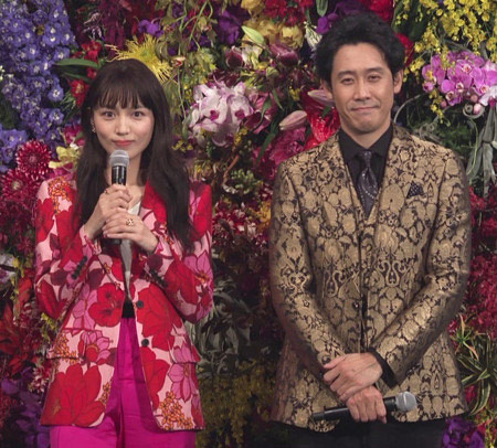 川口春奈&大泉洋が紅白司会時の衣装画像