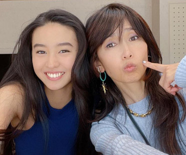 Koki,と工藤静香の2ショット画像