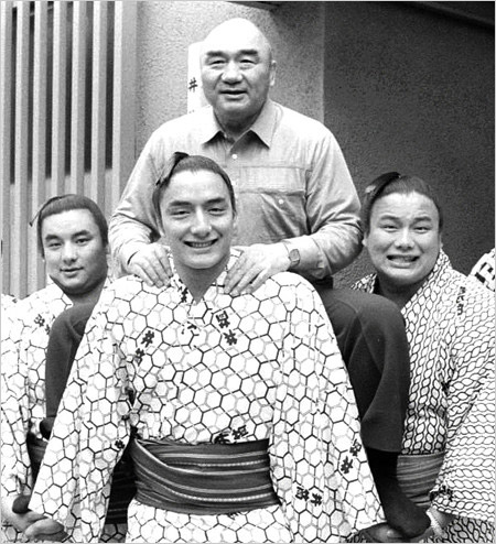 寺尾と父親の元井筒親方・鶴ヶ嶺、長男の元十両・鶴嶺山、次男の元関脇・逆鉾