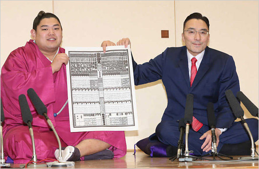 阿炎と寺尾・錣山親方の2ショット画像