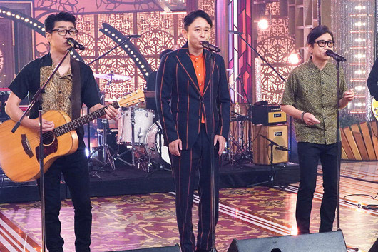 有吉弘行とF-BLOOD『白い雲のように』を『有吉ミュージックフェス』で歌唱時の画像