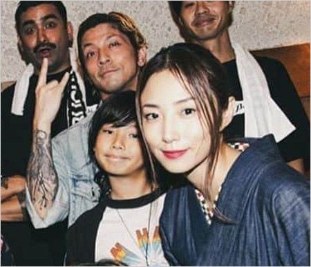 Dragon Ash降谷建志と息子・凪、元妻MEGUMIの親子3ショット画像