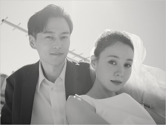 トリンドル玲奈と夫・山本直寛のウェディングフォト画像（インスタグラムより）