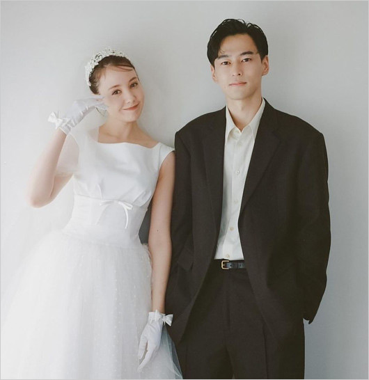 トリンドル玲奈と結婚相手・山本直寛のウェディングフォト画像