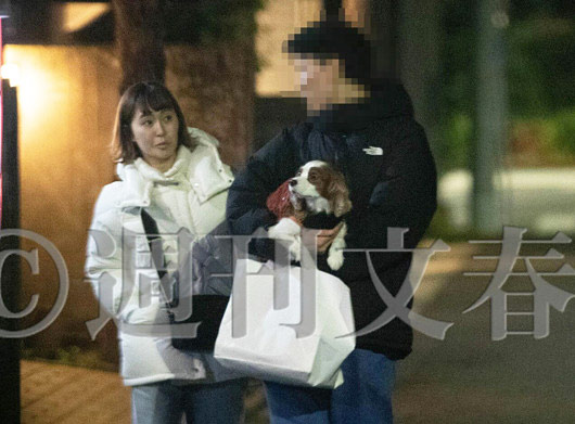 村上佳菜子と旦那の2ショット画像（週刊文春撮影）