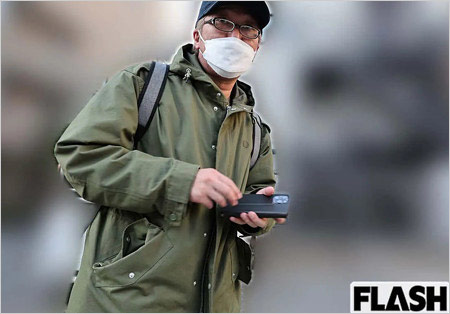 フラッシュ撮影のスピードワゴン小沢一敬