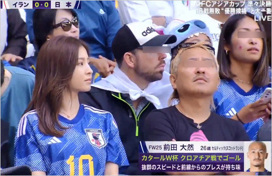 堂安律選手の彼女・明松美玖がアジアカップ準々決勝の中継に映り込みシーン画像