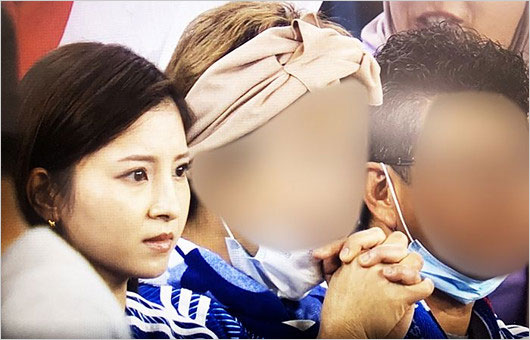 堂安律選手の両親と試合観戦する恋人・明松美玖