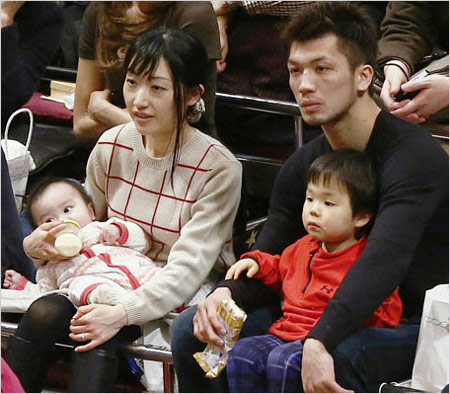 村田諒太と妻・佳子、子供の家族写真