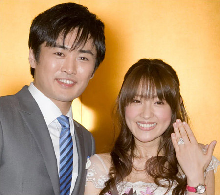 劇団ひとりと大沢あかね結婚会見画像(2009年)