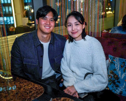 大谷翔平選手と奥さん田中真美子の懇親会2ショット画像