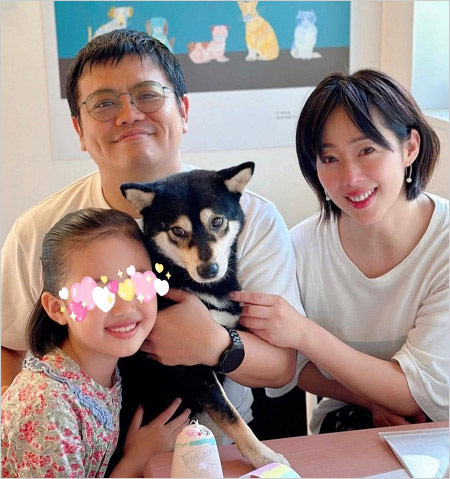 井上和香と夫・飯塚健監督、長女と愛犬の家族写真