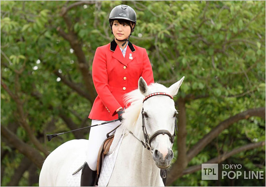 菅井友香の乗馬画像