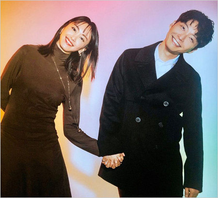 新垣結衣と星野源の手つなぎ2ショット画像