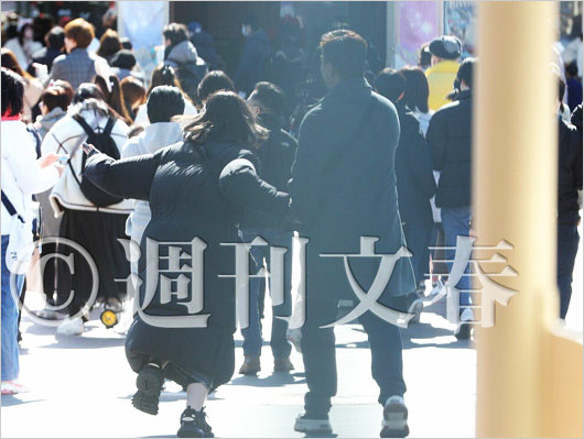 吉川愛と彼氏のディズニーランドデート画像